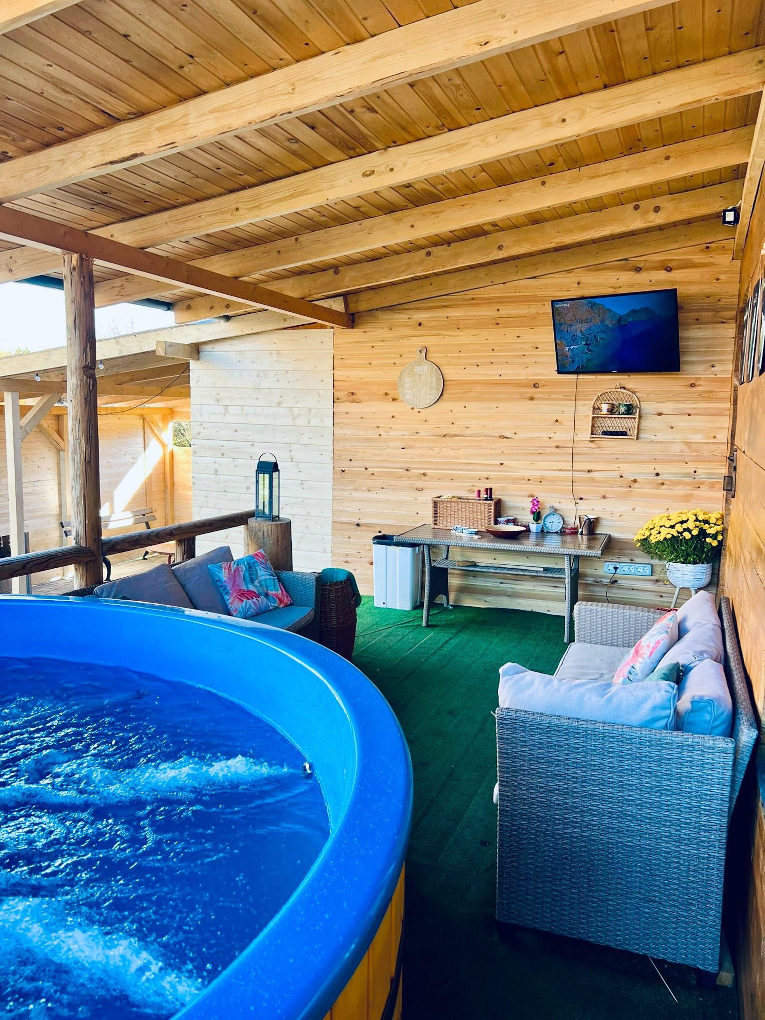 Ciubăr cu jacuzzi și zonă de relaxare