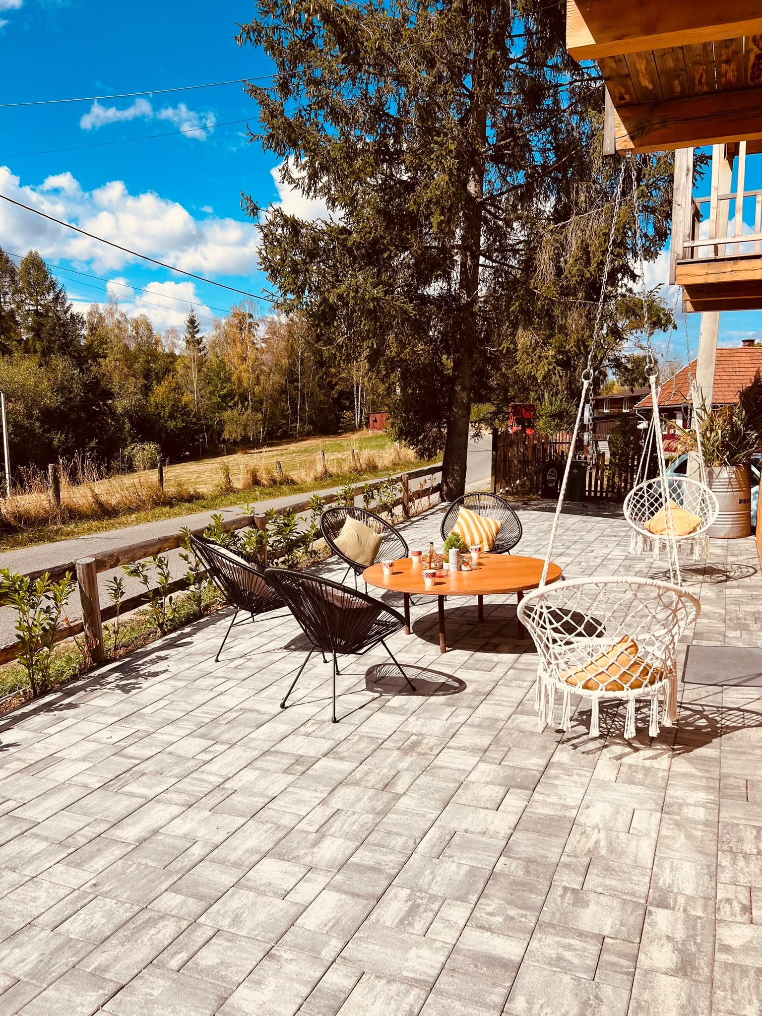 Valley View Cabin și terasa exterioară