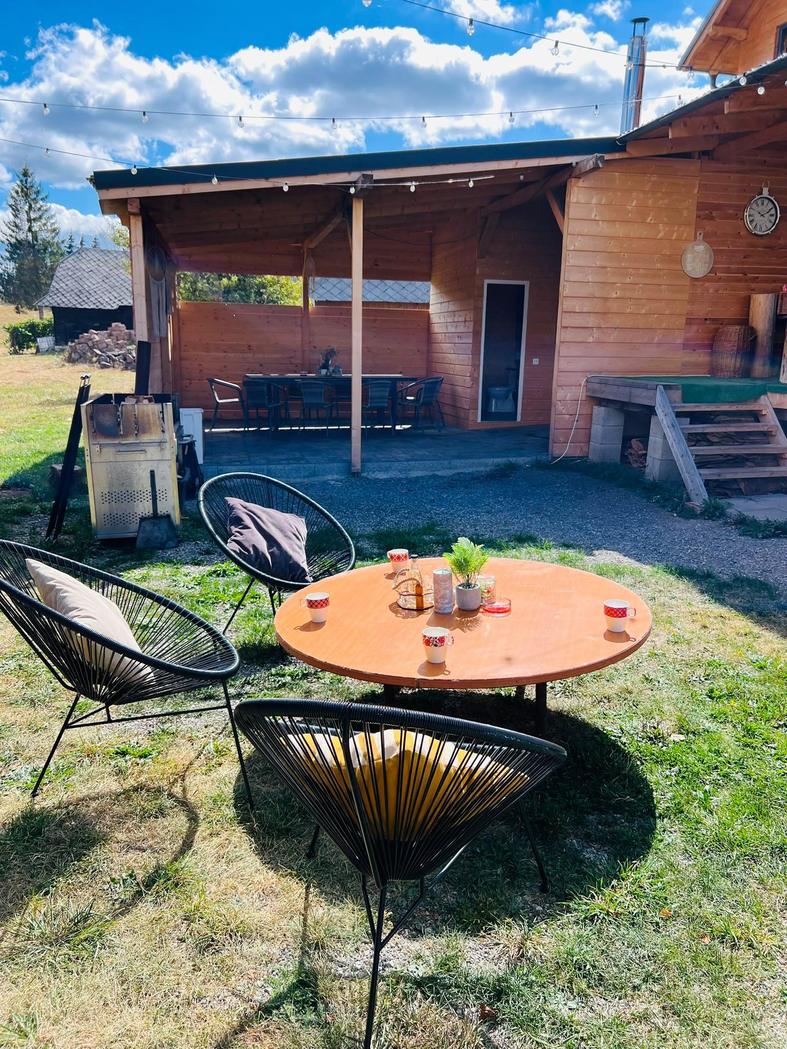 Zona de grill și terasa acoperită